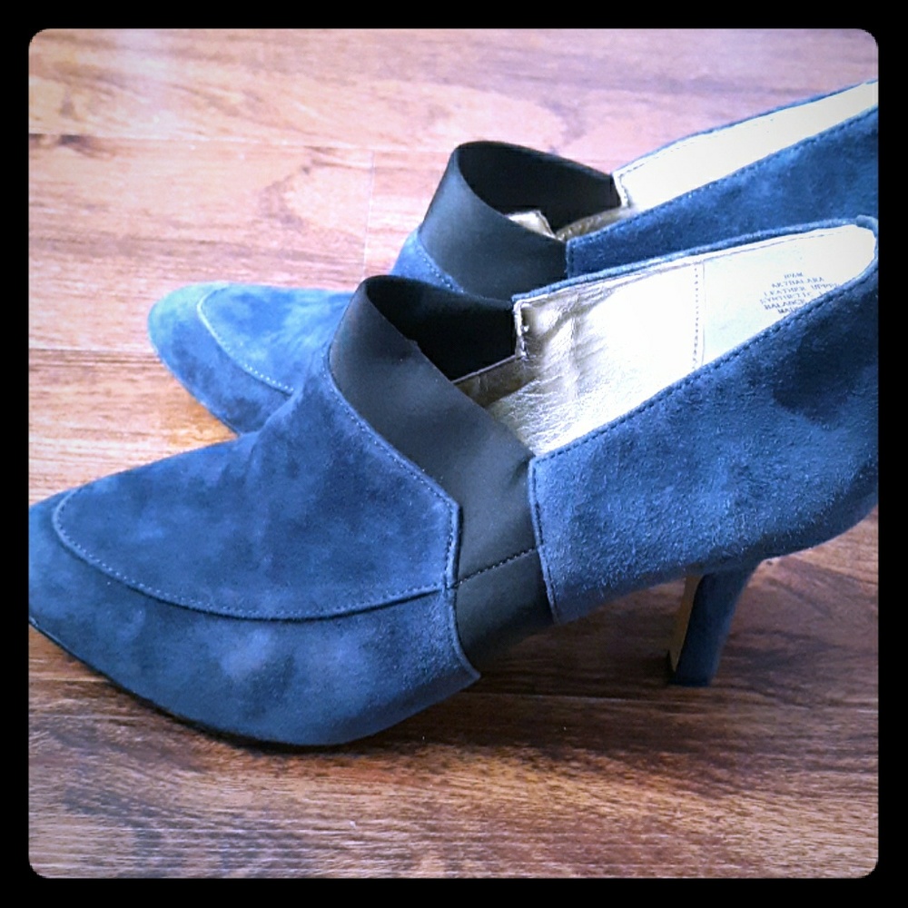 Anne Klein Blue and Black heel shoes